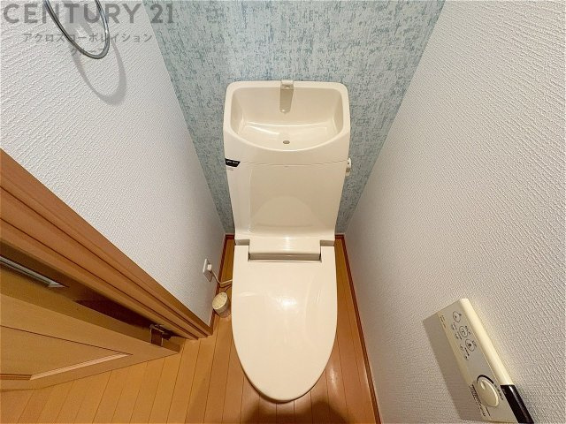 温水洗浄便座付トイレは温水洗浄機能により、暖かい水でおしりを洗浄することができ、冷たい水を使う従来の便座に比べ、温水洗浄機能で暖かいトイレを提供し、快適な使用を可能にします。　