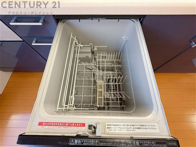 手洗いに比べて時間や労力を節約できることです。また、高温のお湯で洗浄されるため、雑菌や細菌を殺菌する効果もあります。さらに、乾燥機能があるため、手で拭く手間も省け衛生的に保管できます。　
