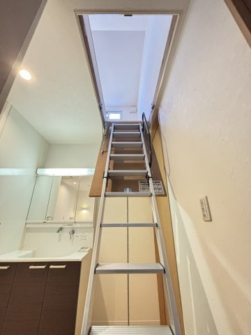 2階の廊下から屋根裏収納に上がることができます