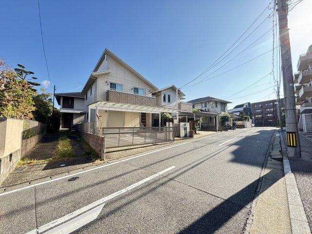 前面道路は幅7m超あるので、大型車の駐車もスムースです