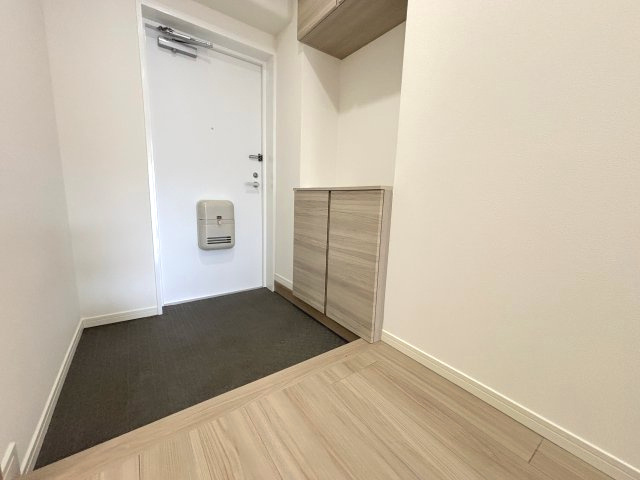 開口が広い玄関にはベビーカーやお子様の遊び道具などを置いておくことも可能です。また、外出時の動線もスムーズです。