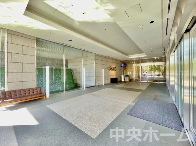 【エントランス】マンションのエントランスは、その物件の印象を決める、顔とも言える場所です。毎日通る場所ですからきれいなのが一番です。エントランス内はオートロックですので暮らしの安全も確保されています。