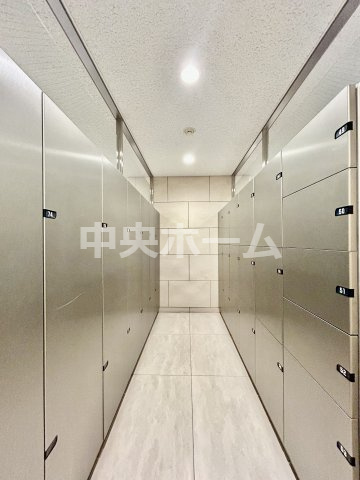 【宅配ボックス】在宅時・不在時に関わらず、居住者の代わりに非対面で宅配物を受け取ってくれる便利な設備です。わかりやすくご説明致しますので見学時にはお部屋だけではなく共用部分もぜひチェックしてください。