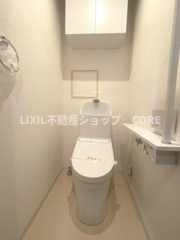 見た目もスッキリとしたデザインのトイレには温水洗浄暖房便座付き。
