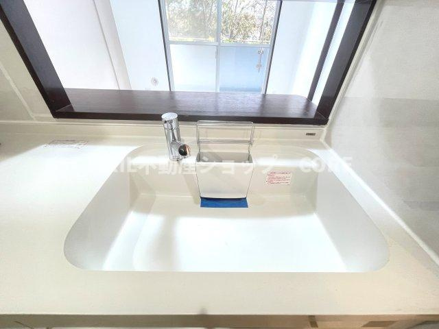 浄水と水道水を切り替えて使用できるスッキリとしたデザインの浄水器一体型水栓。