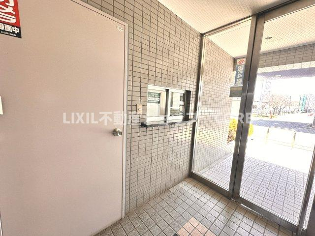 受付はマンションコンシェルジュがいる場合もあれば、管理人が滞在する小部屋を総称して呼ぶことがあります。