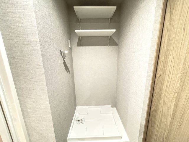 洗濯機置き場の上にも収納スペースがあり、小さなお子様の洗剤等の誤飲も心配不要。　