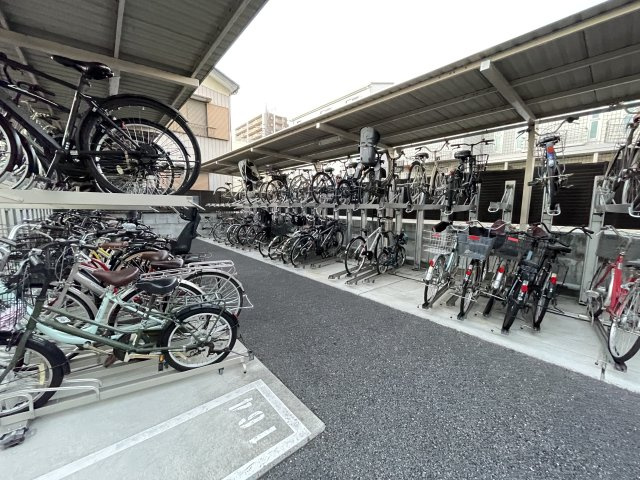 屋根付きの駐輪場で、サビや汚れの心配も不要。　