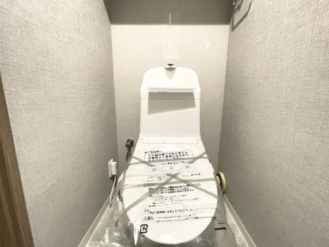 温水洗浄便座付きの清潔感あるトイレは、落ち着いた空間に。　