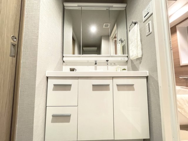 三面鏡付きの洗面台で朝の身支度もバッチリです。　