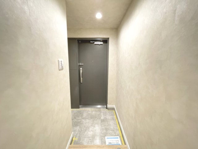 人感センサーのライト付きで、いつでも明るく迎えてくれる玄関。　