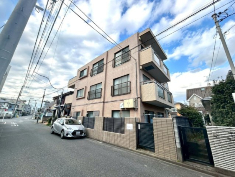 ＲＣ造、Reinforced　Concreteは直訳すると補強されたコンクリートです。主に柱や梁・床・壁が鉄筋とコンクリートで構成おり、鉄筋を組んだ型枠にコンクリートを流し込んで固めたものを指します。