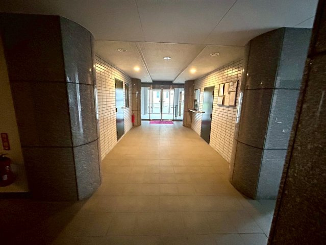 ラウンジは、マンションの共用スペースに椅子やテーブルなどを配置した利用者が寛げる空間です。屋内型ラウンジと屋外型ラウンジがあります。共用部分の管理状況と合わせて、詳細については現地でご確認ください。　