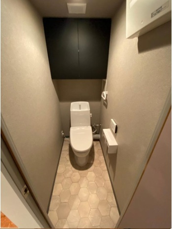 温水洗浄便座付のトイレで、冬の寒い時期でも快適！汚れた時にはサッと拭けて衛生的です。