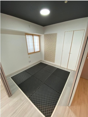 黒基調のモダン和室は約4.5帖！客間としても寛ぎの空間としてもお使いいただけます。