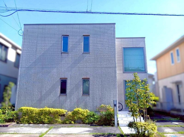 大きな窓からたっぷりと光が差し込み、明るく開放的な暮らしを実現します。