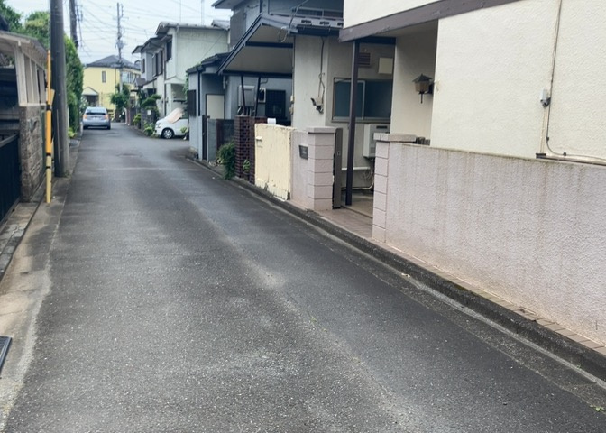 南側道路の場合は長い時間光を入れ込むことができるため、庭やリビングを道路側に持ってくることが多く土地価格も高い傾向にあります。一方北側道路だとリビングや庭が南側になりプライバシーを守ることができます。