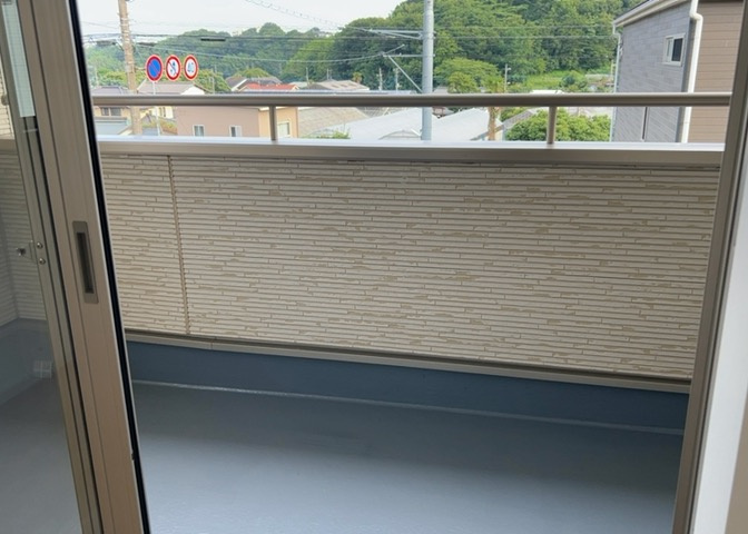 バルコニーは、室外の専用スペースのうち、「屋根がなく開放された空間」であるものを指します。ベランダより広いタイプのものが多く、日当たりもよいため家庭菜園などを楽しみたい人にとって適した環境となります。