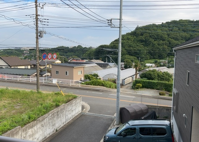 眺望を気にして物件を探す場合、前面に建物が建っていないか現地で確認しましょう！前面に建物があると景色はもちろん、日当たりや風通しにも影響が出てきます。住んだ時のことを想像しながら現地見学をしましょう。