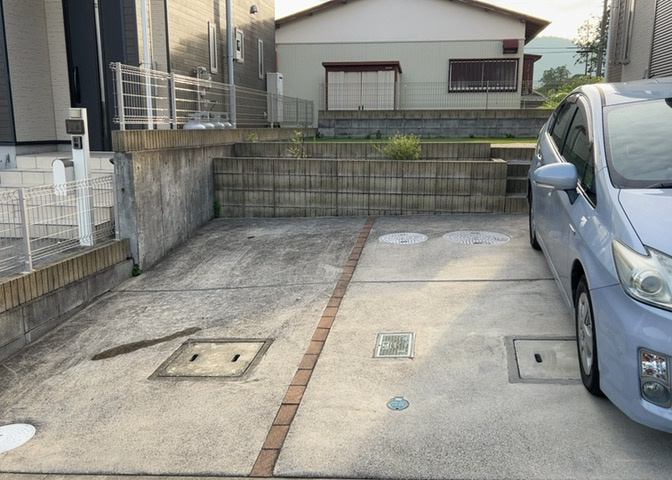 駐車場と明記されていても、最小スペースでつくられた駐車場だと大型車は駐車できなかったり、出入りしにくくなったりする可能性があります。お車のサイズと購入したい物件の駐車場のサイズを現地で確認しましょう。