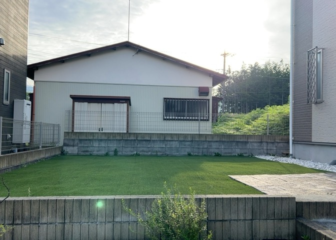 庭があることでガーデニングや家庭菜園はもちろん、こどもの遊び場やペットを放して遊ぶことができます。また、家の周囲に余裕があるということです。隣地との間があれば、十分な日当たりと、風通しが確保できます。