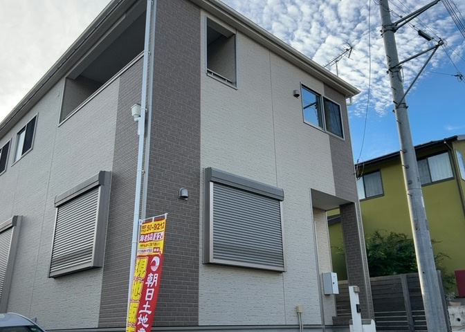 住宅用の土地では前面道路に2m以上接していなければならないと法律で定められています。しかし、お持ちの車のサイズやライフスタイルなどにより、2mでは利便が悪い場合もございますので、事前に確認しましょう。