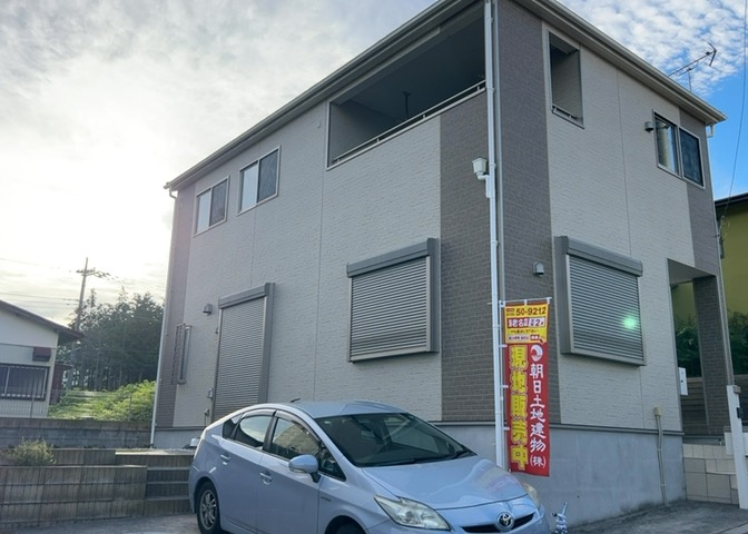 お持ちの車種によっては前面道路が広い方が便利でしょう。しかし、前面道路が広ければその分交通量が多くなるため、騒音などが気になる場合があります。実際に現地を見学し、周辺交通量や騒音などを確認しましょう！