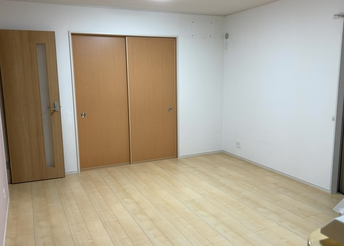 直線タイプはLとDKを一直線に並べた形で対面キッチンのタイプです。一般的なのでよく見かけるかもしれません。直線タイプに似た直接アイランドタイプは、キッチンとダイニングの間に壁がない分広く感じられます。