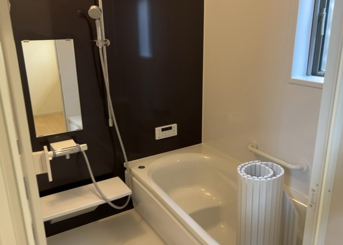 入浴時の快適さも大事なことですが、綺麗な状態を維持できなければ気持ちよく入浴できません。毎日の掃除が楽という点は大事なポイントになります！カビが生えにくく掃除がしやすい、壁や浴槽を選ぶといいでしょう。