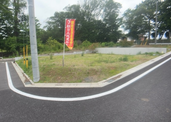 土地の面積＝住宅面積ではありません。建ぺい率の問題などで、土地のある場所によって住宅を建てられる面積は限られています。高さもしかり、「土地」という言葉の中には、建築条件も含まれると考えておきましょう。