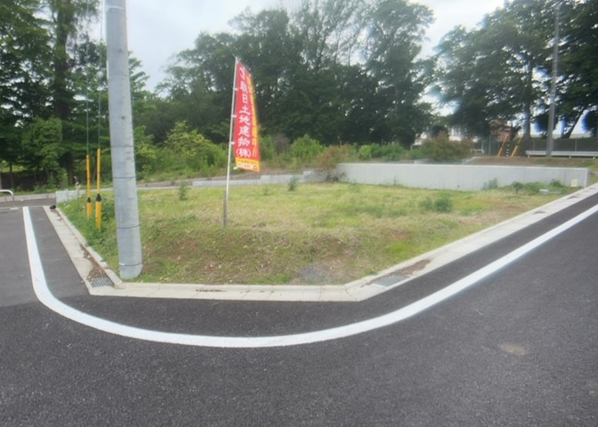 家を建てる場合、方位は要チェックです。現実的に日当たりのよい家ならばリビングは南側、建築基準法でも北側に当たる家への配慮は求められています。土地を見学に行く際は、方位磁針を持って行くようにしましょう。