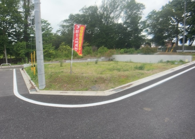 土地の前の道路に消火栓が設置されていることがあります。この場合、道路交通法第45条第1項により、駐車禁止の場所が指定されています。そのため、車庫などの駐車スペースをつくることができない場合があります。