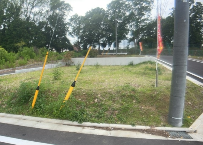 現地に行くなら、物件の周囲の地形がどうなっているかを見ることも大切です。周辺より低くなっている土地では、大雨などで水が集まりやすいため、地盤が弱くなっているということも考えられるため、注意が必要です。