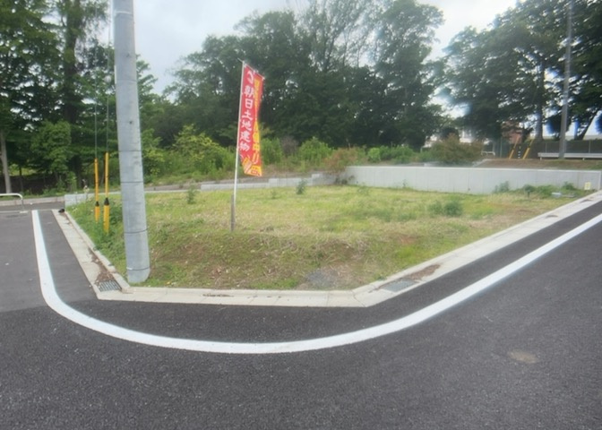 隣家の土地はどうなっているのか、生活利便施設が近くにあるのか、学校まで近いかなど、お客様のライフスタイルにあわせたイメージが重要です。また、近くにあると困る施設が近くにないかも確認するといいでしょう。