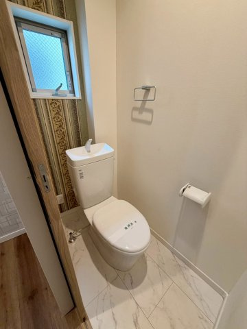 トイレは1階と2階の2箇所にございます。