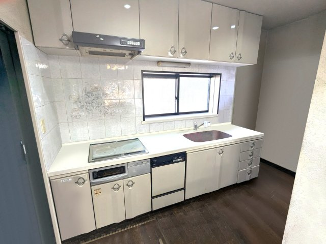 1階キッチンは丁寧に使われてきたことで美しさが保たれ、落ち着いた質感と機能性が調和した、空間です。　