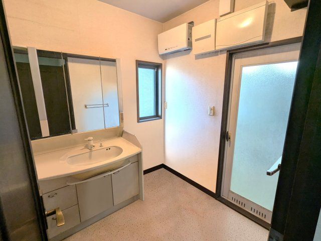 清潔感の中に静けさが漂う空間。落ち着いた照明と端正な佇まいの一室です。　