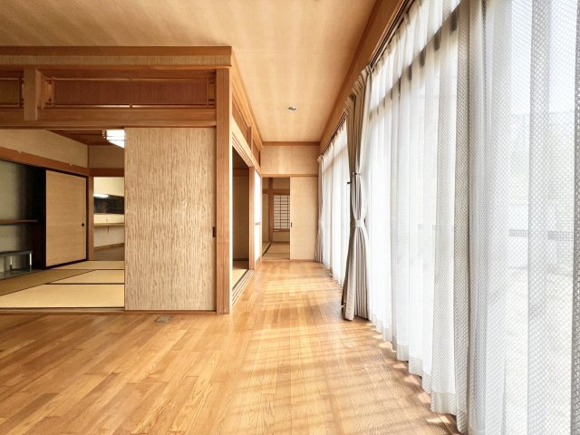 南には縁側があり、窓からはお部屋全体に暖かな光が届くような大きめの窓を設置