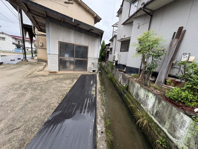 ゆとりある敷地は、駐車スペースを複数台確保しながらお庭や家庭菜園スペースも検討可能です。約190坪の広い土地のため、建物プランの自由度が高く、平屋や二階建てなど幅広い建築プランに対応できます。