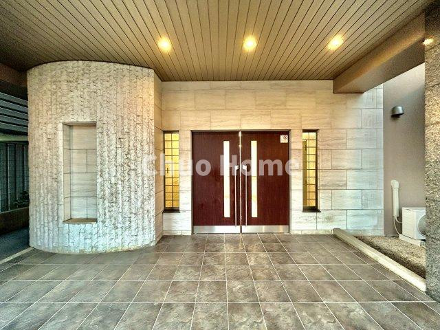 【エントランス】マンションのエントランスは、その物件の印象を決める、顔とも言える場所です。毎日通る場所ですからきれいなのが一番です。