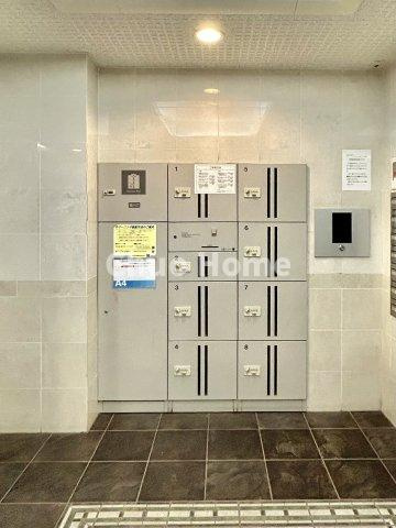 【宅配ボックス】在宅時・不在時に関わらず、居住者の代わりに非対面で宅配物を受け取ってくれる便利な設備です。わかりやすくご説明致しますので見学時にはお部屋だけではなく共用部分もぜひチェックしてください。