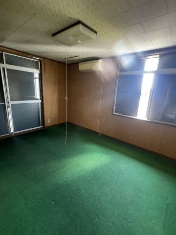 好みの色や素材にカスタマイズしやすいレトロな内装