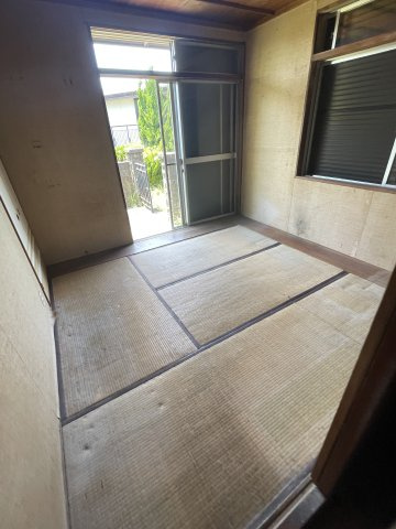 お庭の緑を眺めながら過ごせる、日差しが入る和室
