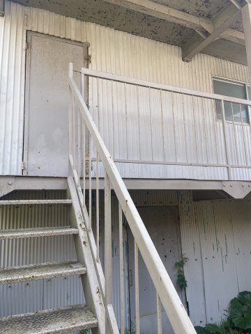 車庫部分へ続く階段です
