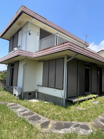 DIYを楽しめる2階建て一戸建て。玄関へ続く石畳のアプローチ