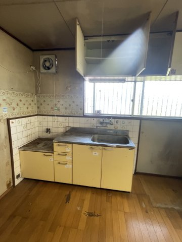 好みのシステムキッチンへ新調もしやすい配置です