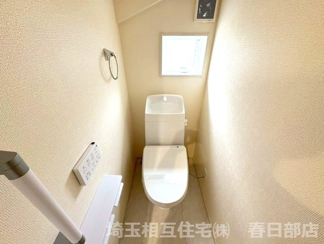 トイレは1階・2階それぞれに設置で便利です。温水洗浄機能付き。