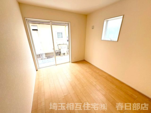 1階西側5．3帖　洋室　プライベートな空間だからこそシンプルに使いやすいデザインに。