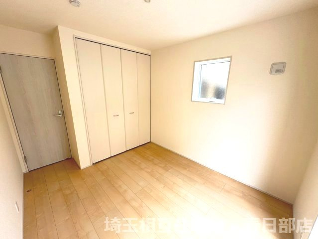 1階東側5．3帖　子供部屋　南東・南西の二面採光で開放感あふれる明るい居住スペースです。　