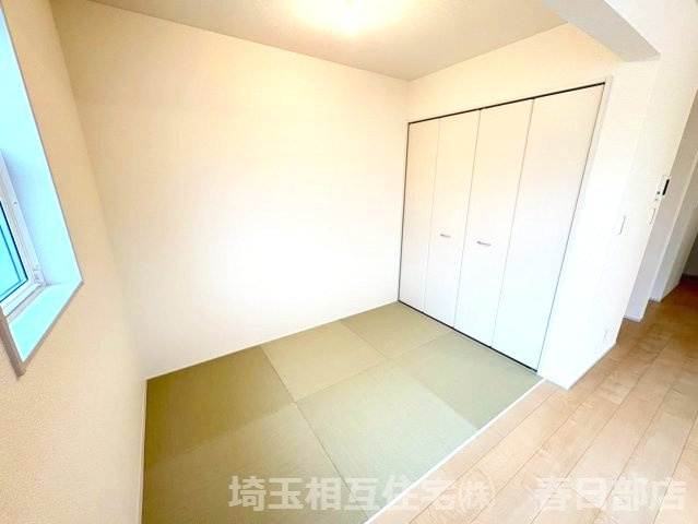3帖　畳コーナー　リビングと一体の続き間で開放感あふれるスペースです。　